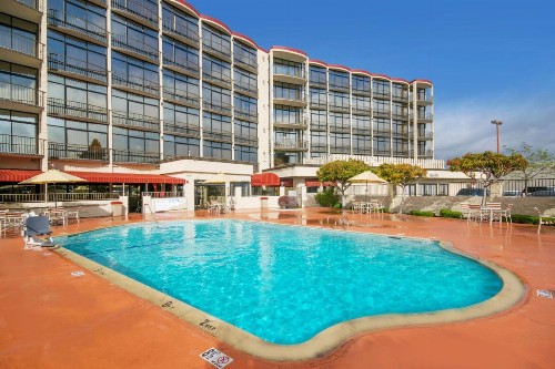 Oakland Airport Executive Hotel - image 7