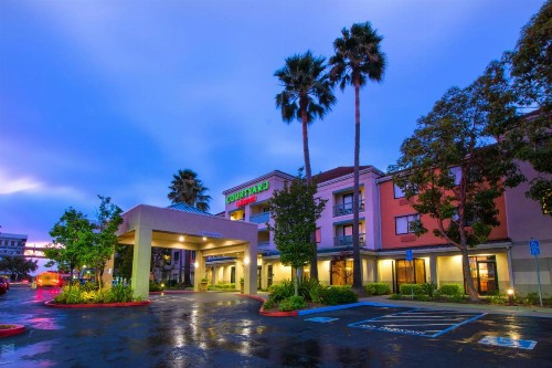 Courtyard by Marriott Oakland Airport - image 2