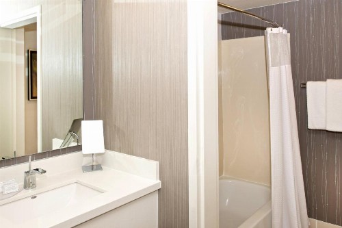 Courtyard by Marriott Oakland Airport - image 30