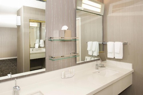Courtyard by Marriott Oakland Airport - image 41