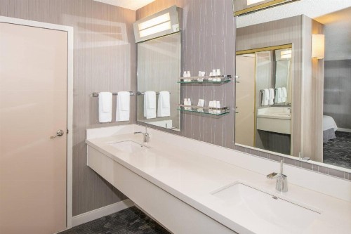 Courtyard by Marriott Oakland Airport - image 42