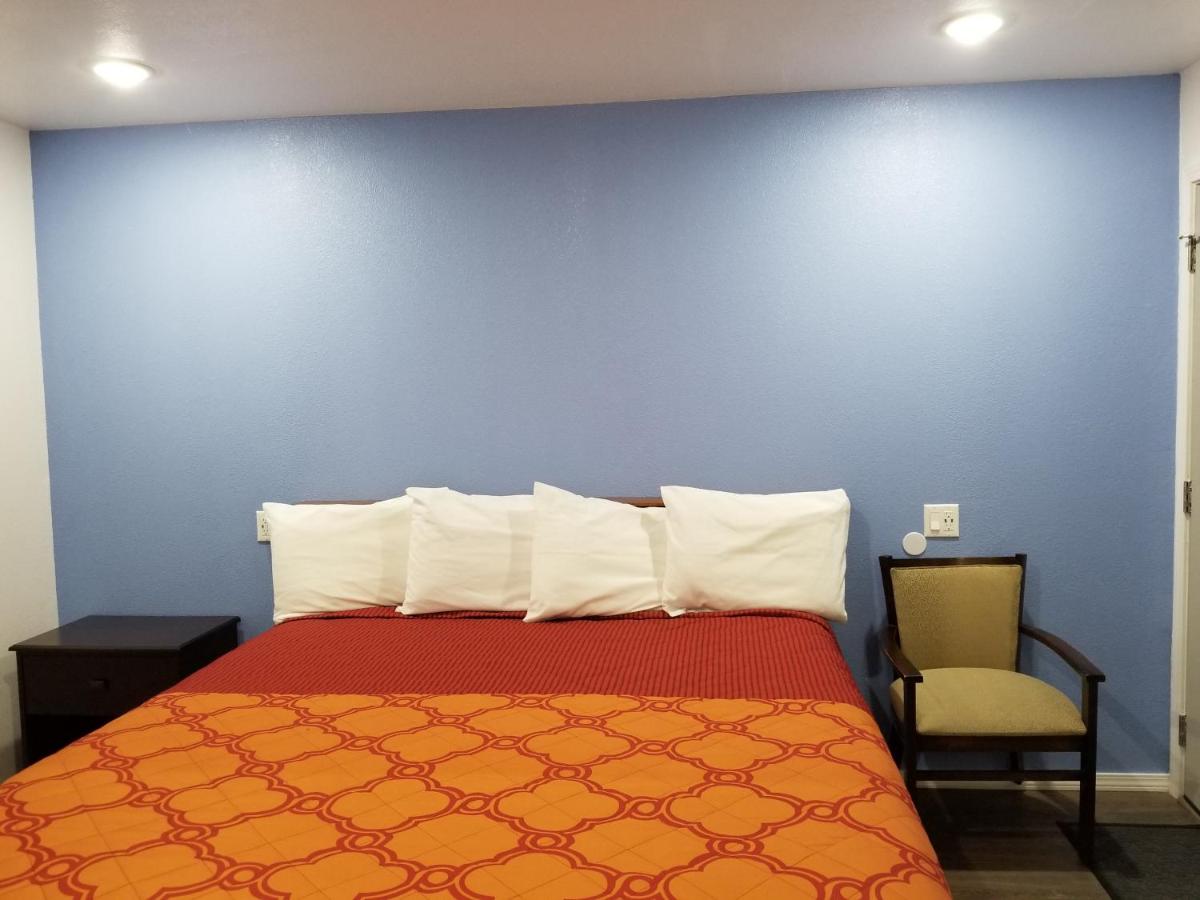 TRAVIS LODGE MOTEL 16