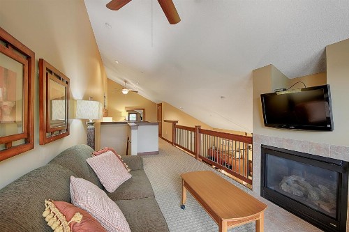 B303 - One Bedroom & Loft Lake View Suite at Lakefront Hotel - image 11