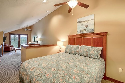 B303 - One Bedroom & Loft Lake View Suite at Lakefront Hotel - image 7