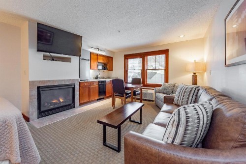 A124- studio standard view suite king size bed kitchenette free WiFi!