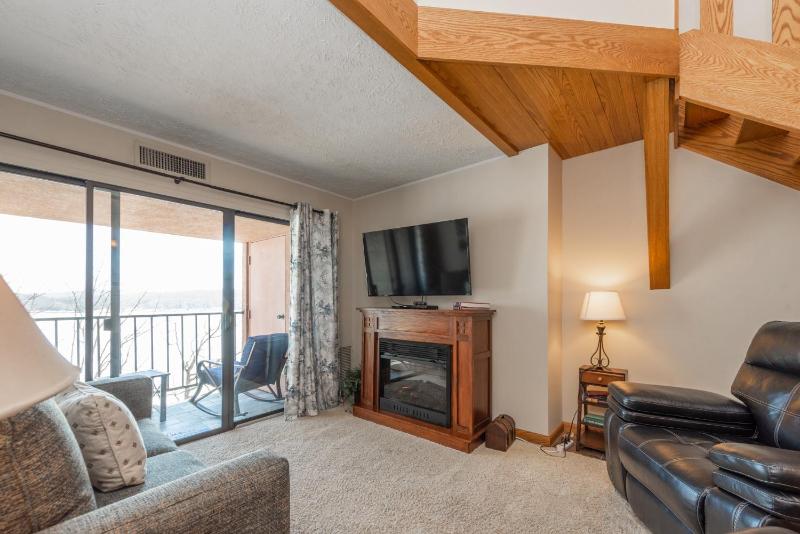 709H - Lakefront Penthouse Studio Condo with Breathtaking Lake Views Free WIFI! - main image