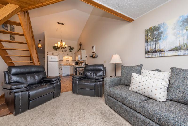 709H - Lakefront Penthouse Studio Condo with Breathtaking Lake Views Free WIFI! - image 7