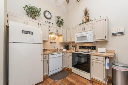 709H - Lakefront Penthouse Studio Condo with Breathtaking Lake Views Free WIFI! - image 11