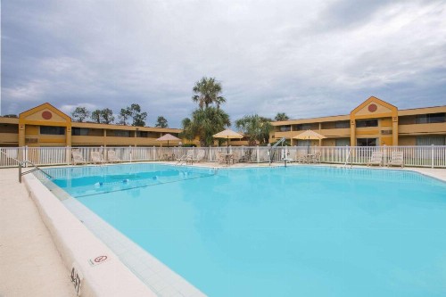 Days Inn by Wyndham Ocala North - image 2