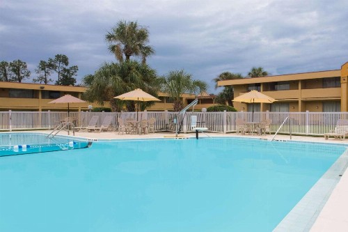 Days Inn by Wyndham Ocala North - image 4