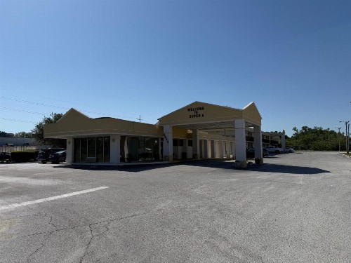 Super 8 by Wyndham Ocala I-75 - image 1