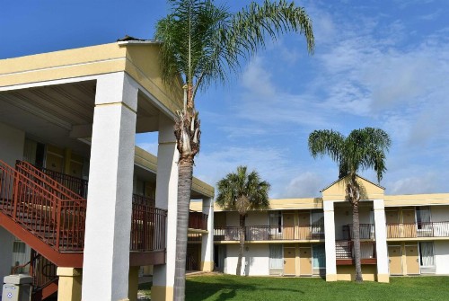 Super 8 by Wyndham Ocala I-75 - image 13