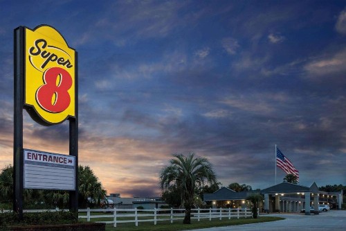 Super 8 by Wyndham Ocala I-75 - image 2