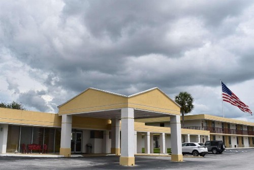 Super 8 by Wyndham Ocala I-75 - image 5