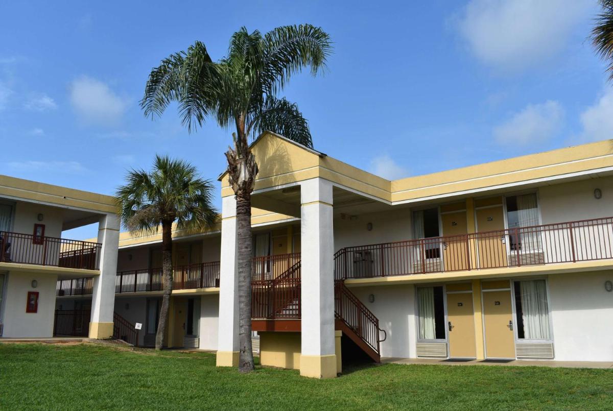 Super 8 by Wyndham Ocala I-75 - image 7