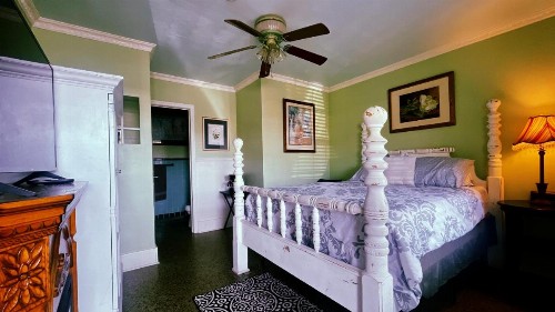 Shamrock Historic Inn - image 11