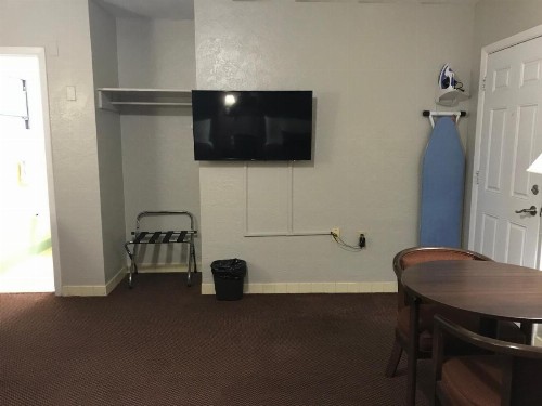 Silver Princess Motel - image 32
