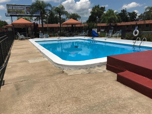 Silver Princess Motel - image 6