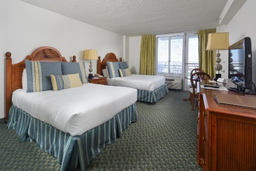 Port-O-Call Hotel - image 3