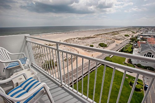 Port-O-Call Hotel - image 9