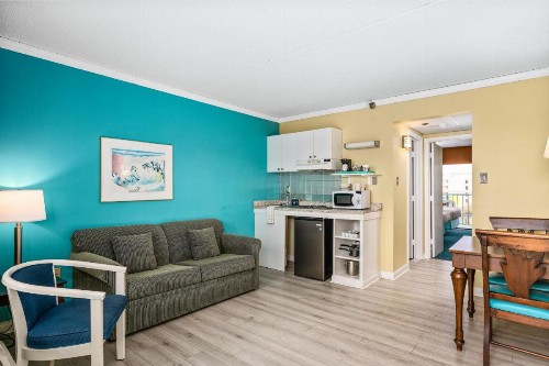 Cayman Suites Hotel - image 17