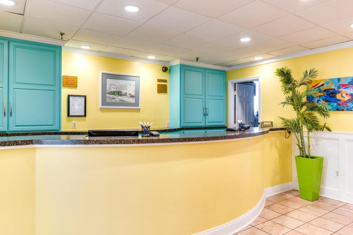 Cayman Suites Hotel - image 2