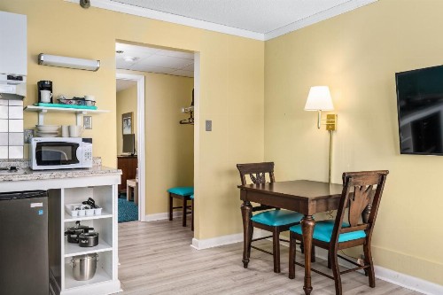 Cayman Suites Hotel - image 20