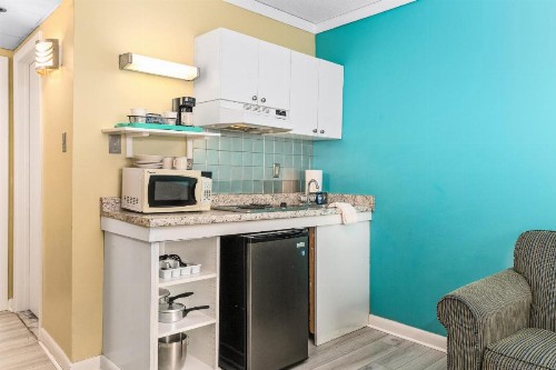 Cayman Suites Hotel - image 26