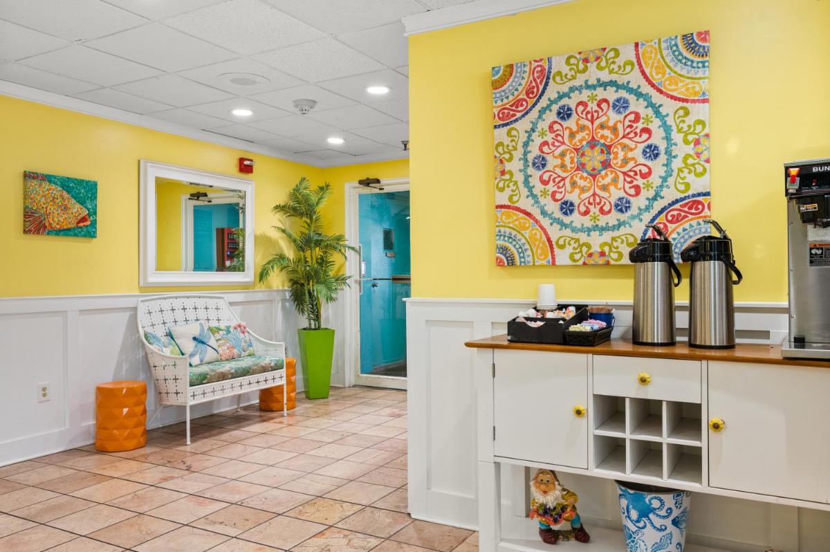Cayman Suites Hotel - image 3