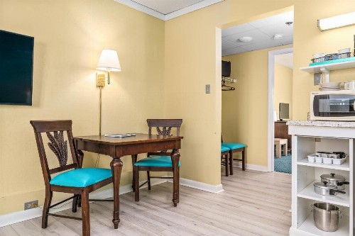 Cayman Suites Hotel - image 30