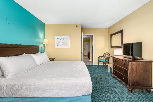 Cayman Suites Hotel - image 32