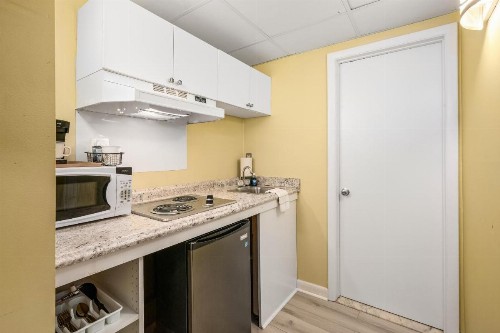 Cayman Suites Hotel - image 34