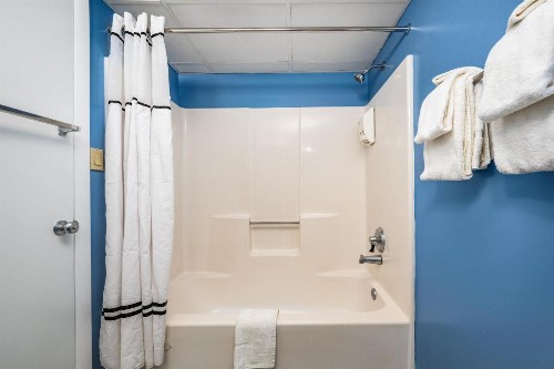 Cayman Suites Hotel - image 35