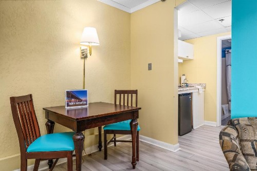 Cayman Suites Hotel - image 39