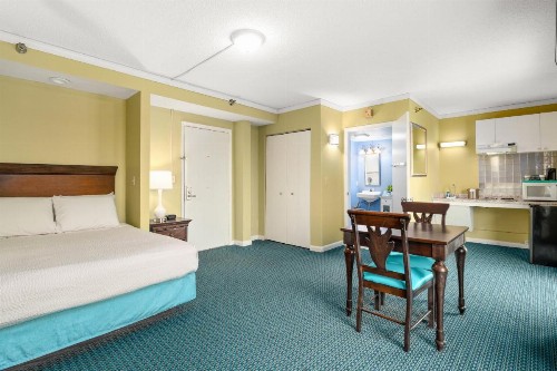 Cayman Suites Hotel - image 43