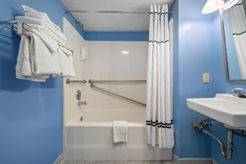 Cayman Suites Hotel - image 46