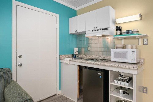 Cayman Suites Hotel - image 49