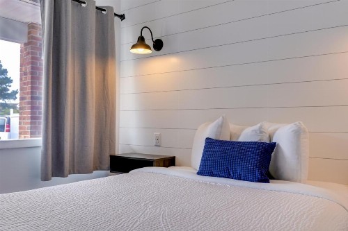 Bedtime Inn and Suites - image 12