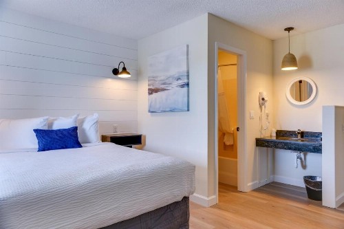 Bedtime Inn and Suites - image 16