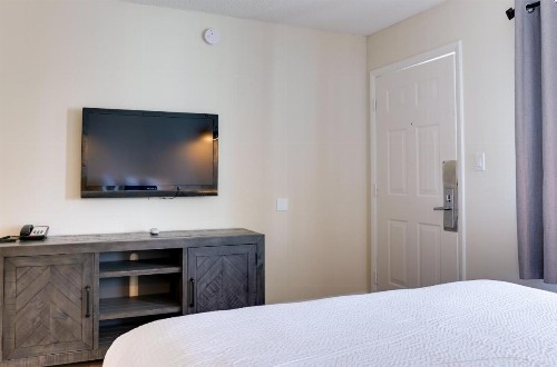 Bedtime Inn and Suites - image 5