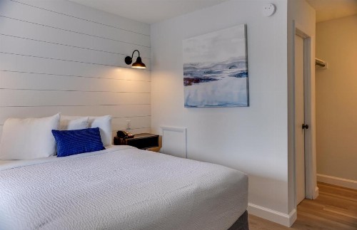 Bedtime Inn and Suites - image 6