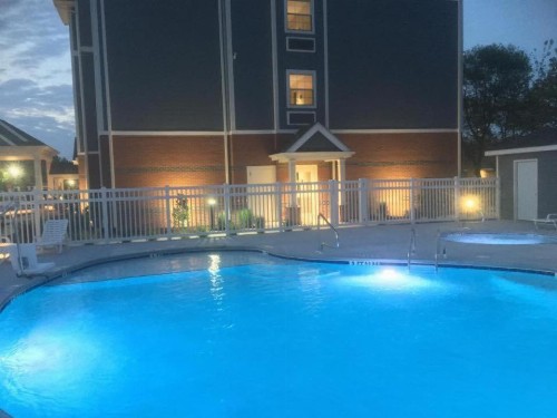 Bedtime Inn and Suites - image 8