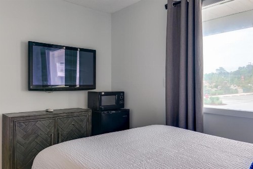 Bedtime Inn and Suites - image 9