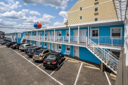 Madison Beach Motel - image 13