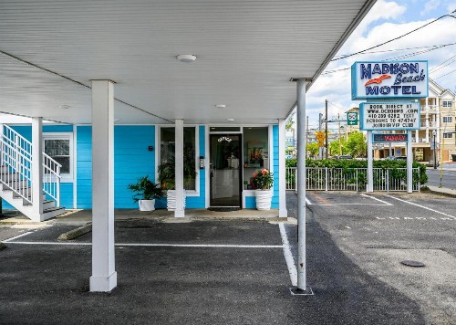 Madison Beach Motel - image 4