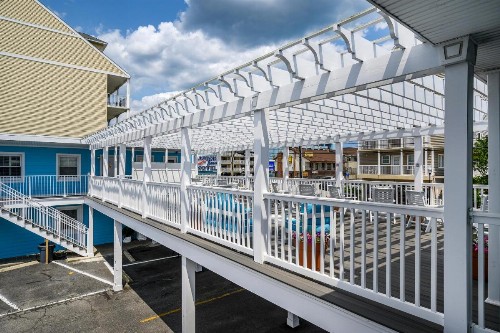 Madison Beach Motel - image 9
