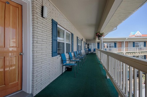 Crystal Sands Motel - image 12