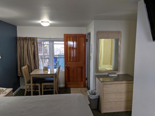 Crystal Sands Motel - image 26