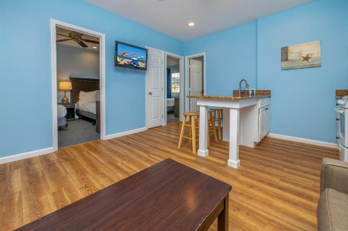 Commander Beach House Hotel - image 17
