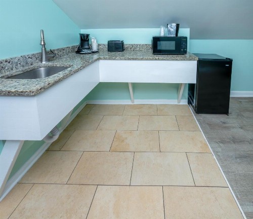 Commander Beach House Hotel - image 23